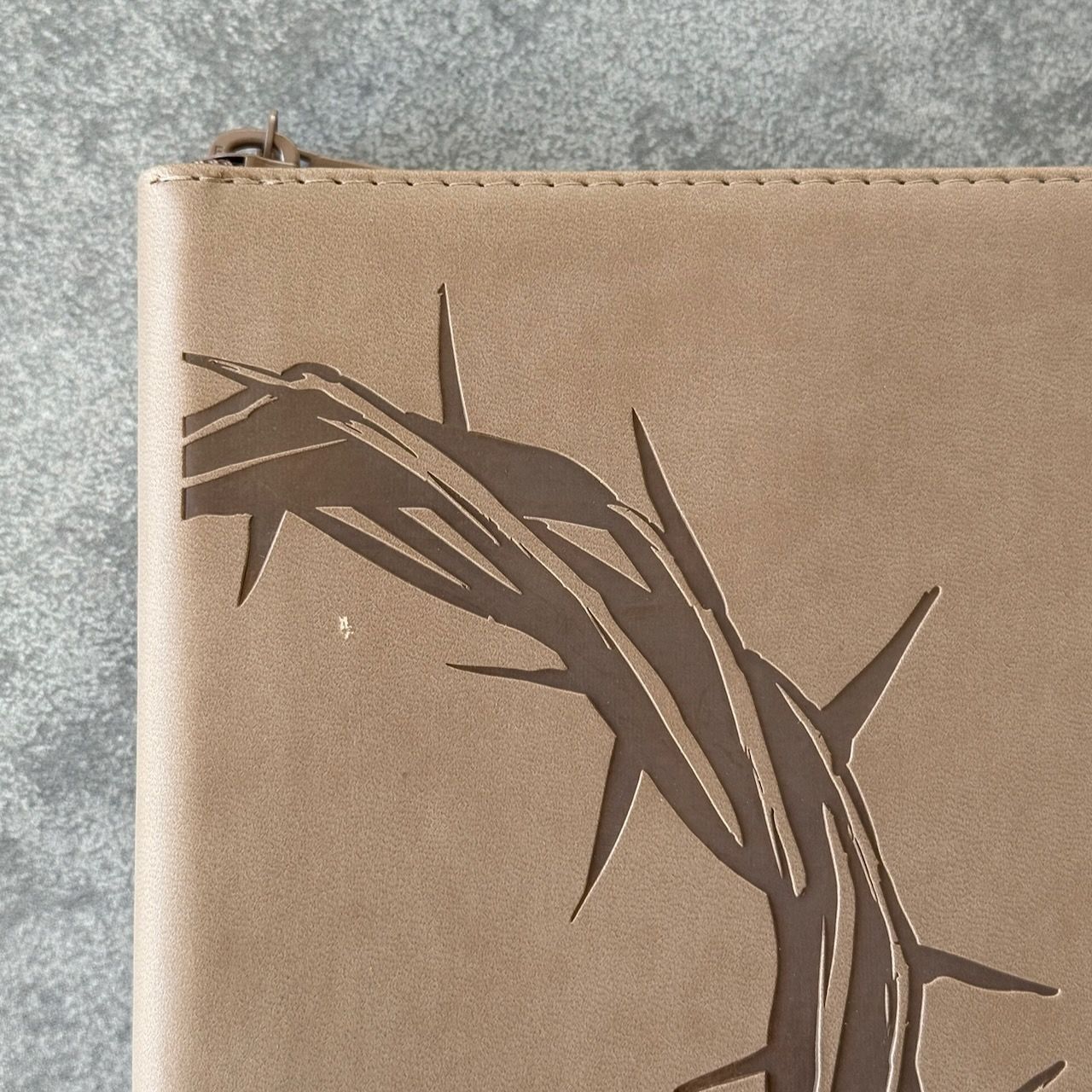 Дисконт. Белая зацепка на лицевойо и залдней стороне обложке. Библия 076z код 25076-44, термо штамп "Терновый венец", переплет из эко кожи на молнии,  цвет серо-бежевый, размер 170x240 мм