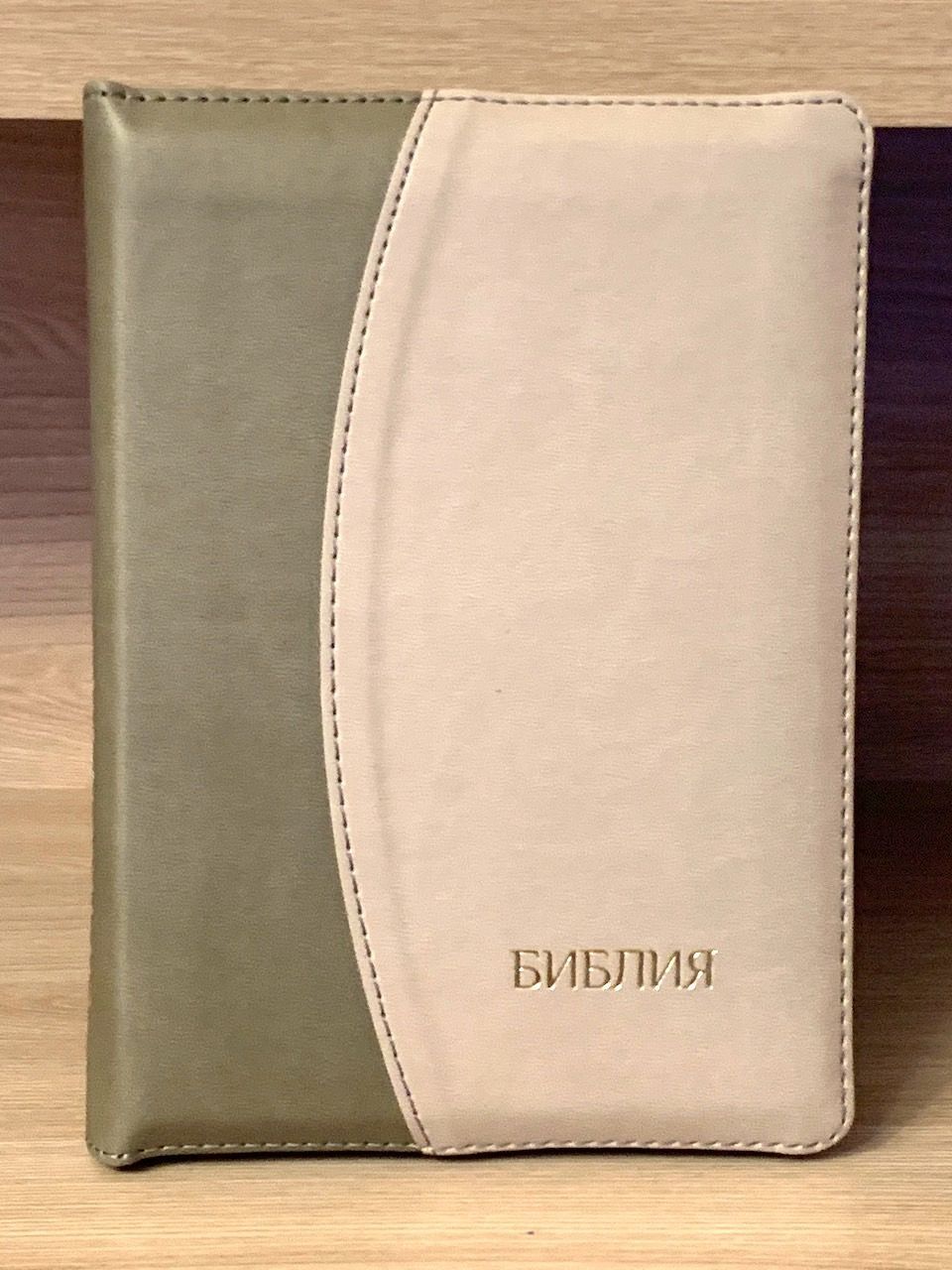 БИБЛИЯ 046DTzti формат, переплет из искусственной кожи на молнии с индексами, надпись серебром "Библия", цвет темно-серый/светло-серый полукругом, средний формат, 132*182 мм, цветные карты, шрифт 12 кегель
