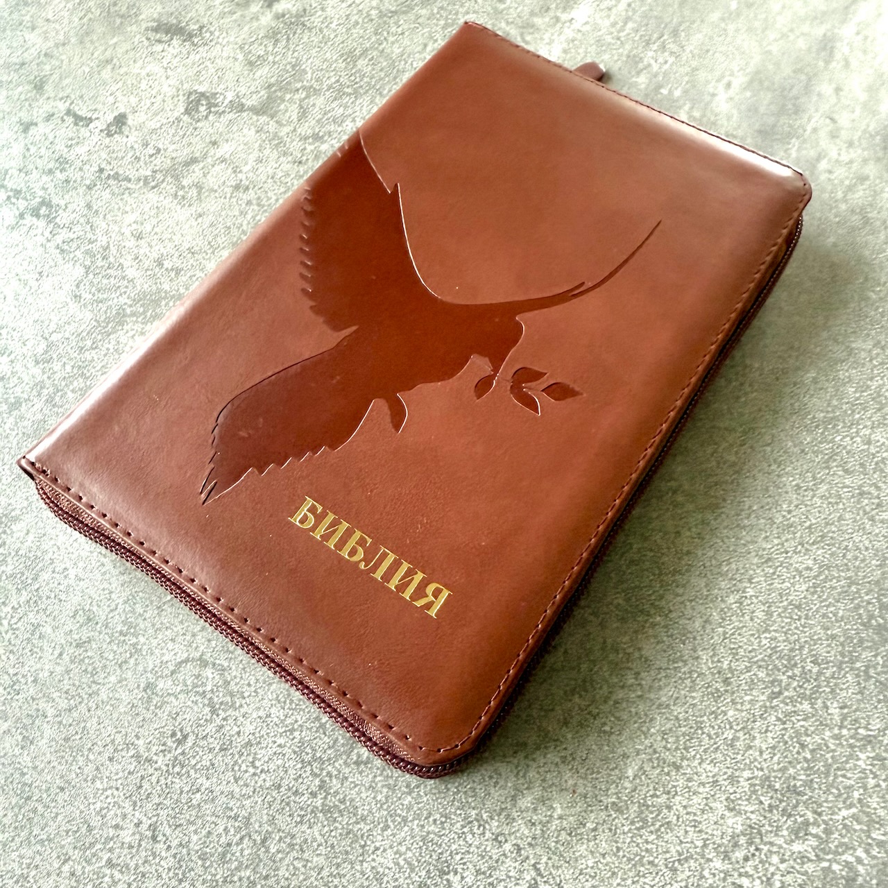 Библия 048 zti код 25048-23  дизайн "термо штамп голубь", кожаный переплет на молнии с индексами, цвет коричневый, формат 125*195 мм