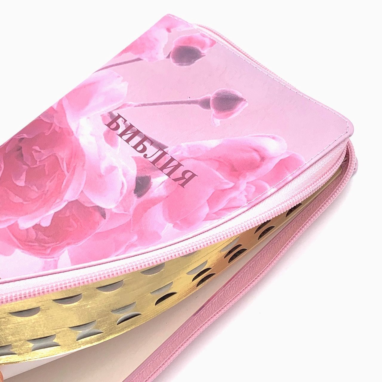 Дисконт. Две еле заметные серые точки на лицевой обложке сверху. Библия 055zti код 24055-17 цветная печать "Розы", переплет из искусственной кожи на молнии с индексами, формат 143*220 мм