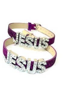 Браслет сверкающий цвет фиолетовый кож зам. со сверкающими  буквами "JESUS" на застежке