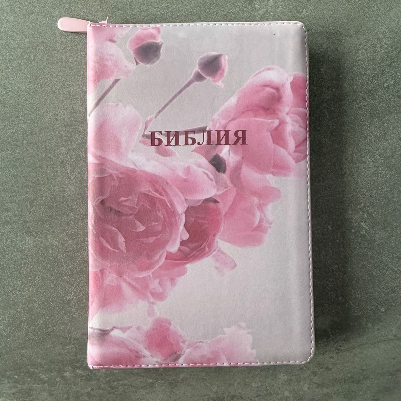 Дисконт. Две еле заметные серые точки на лицевой обложке сверху. Библия 055zti код 24055-17 цветная печать "Розы", переплет из искусственной кожи на молнии с индексами, формат 143*220 мм