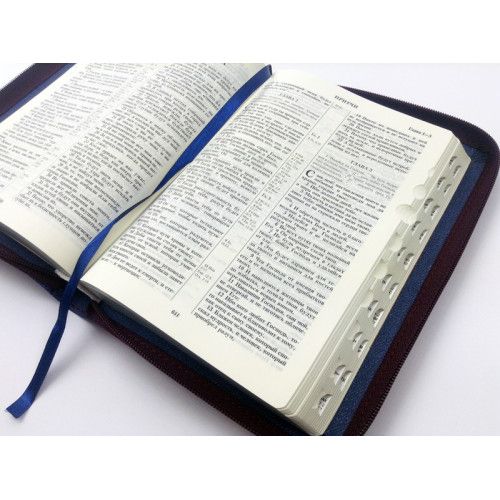 БИБЛИЯ 047zti формат, джинсовый переплет на молнии с индексами, цвет темно-синий со вставкой корчиневого цвета, золотая надпись "Библия" золотой обрез, средний формат, 135*185 мм, хороший шрифт), код 11454