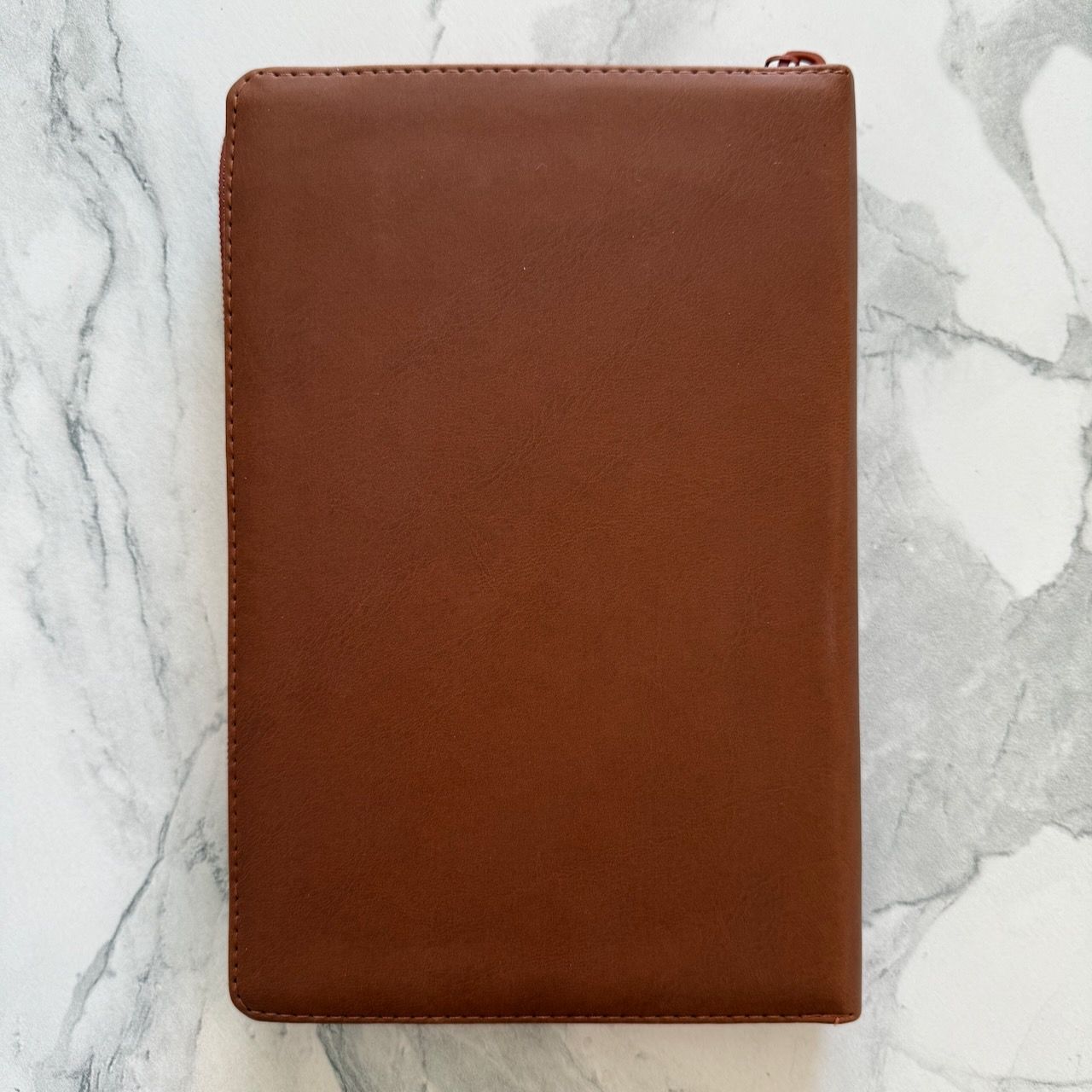 Библия 055z код 26055-31  термо штамп слово "Библия с везелем", переплет из эко кожи на молнии, цвет коричневый, средний формат, 143*220 мм