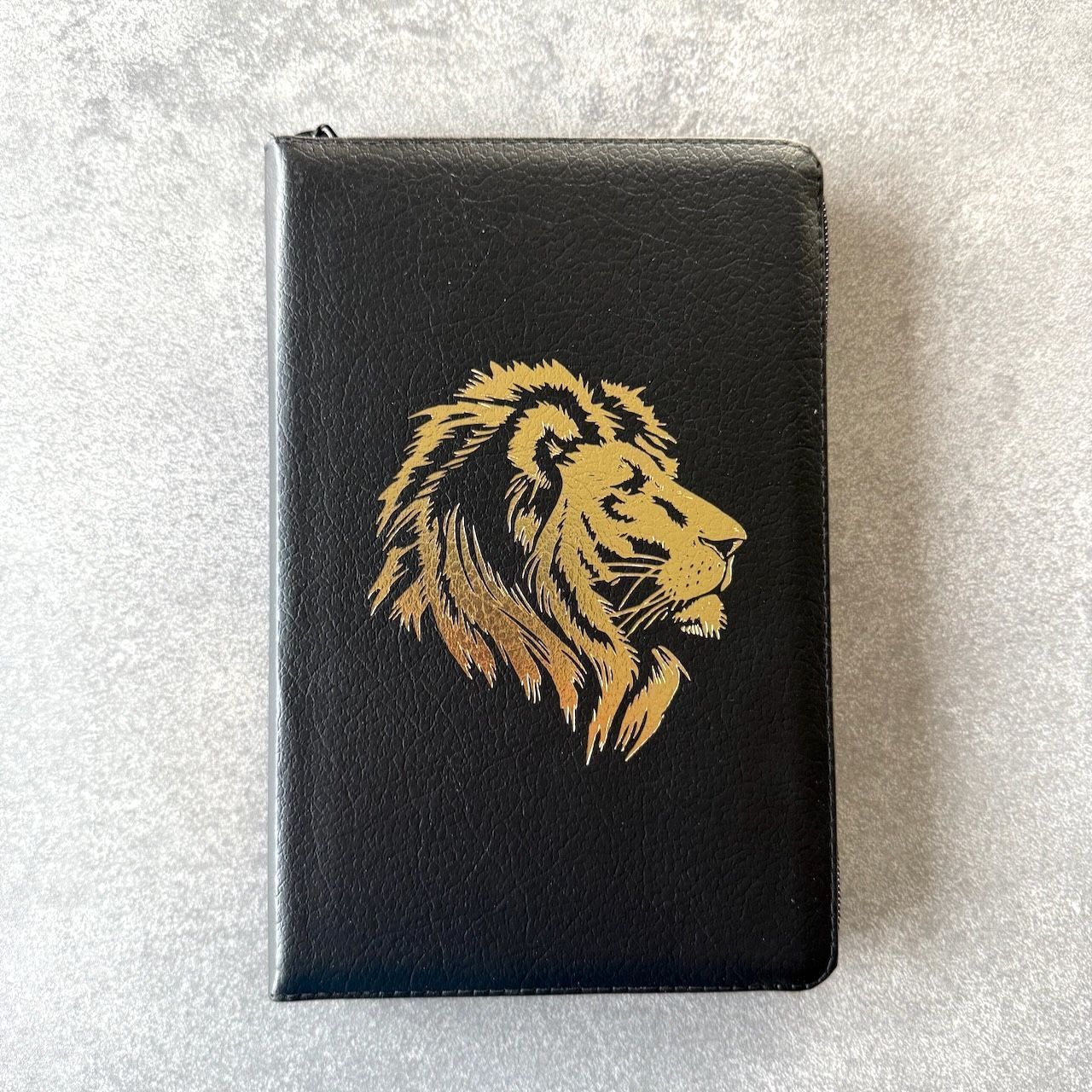 Библия 055z код 26055-8 кожаный переплет на молнии, цвет черный матовый пятнистый, дизайн золотой лев, средний формат, 143*220 мм