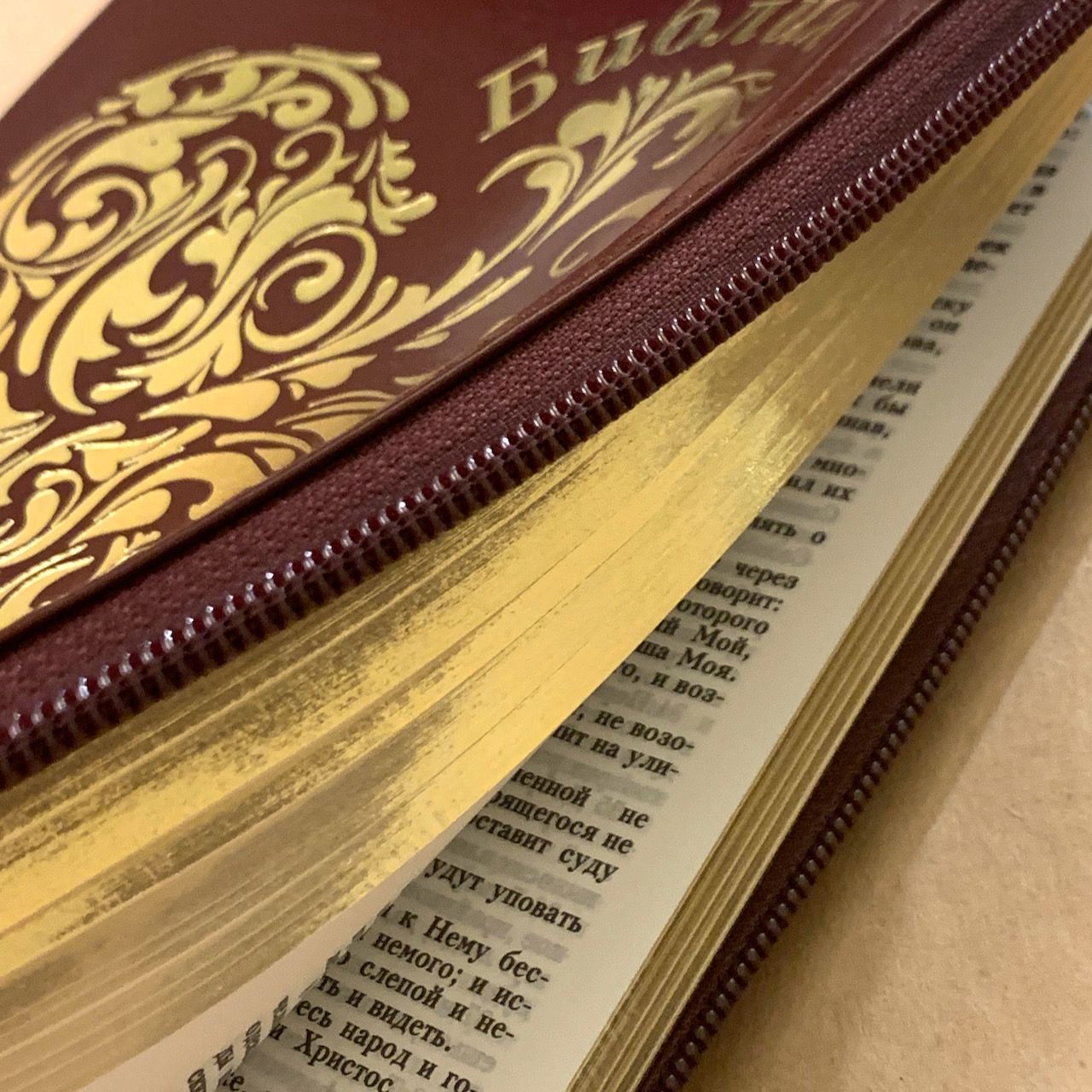 Библия 055z код I4 7118 переплет из натуральной кожи на молнии, цвет бордо, дизайн золотое сердце, средний формат, 143*220 мм, паралельные места по центру страницы, золотой обрез, крупный шрифт