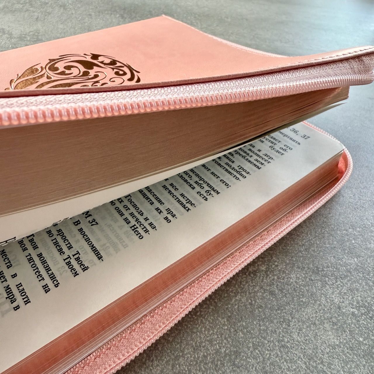  Дисконт №3. Серая точка с задней стороны обложки внизу слева. Библия 076z код 25076-45, дизайн "розово-золотое сердце", переплет из эко кожи на молнии,  цвет розово-золотой, размер 170x240 мм