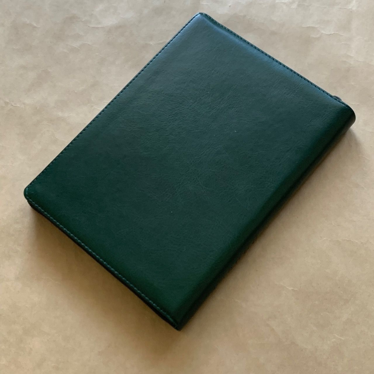 Библия 076z код E1, дизайн "термо рамка барокко", переплет из искусственной кожи на молнии, цвет темно-зеленый металлик, размер 180x243 мм