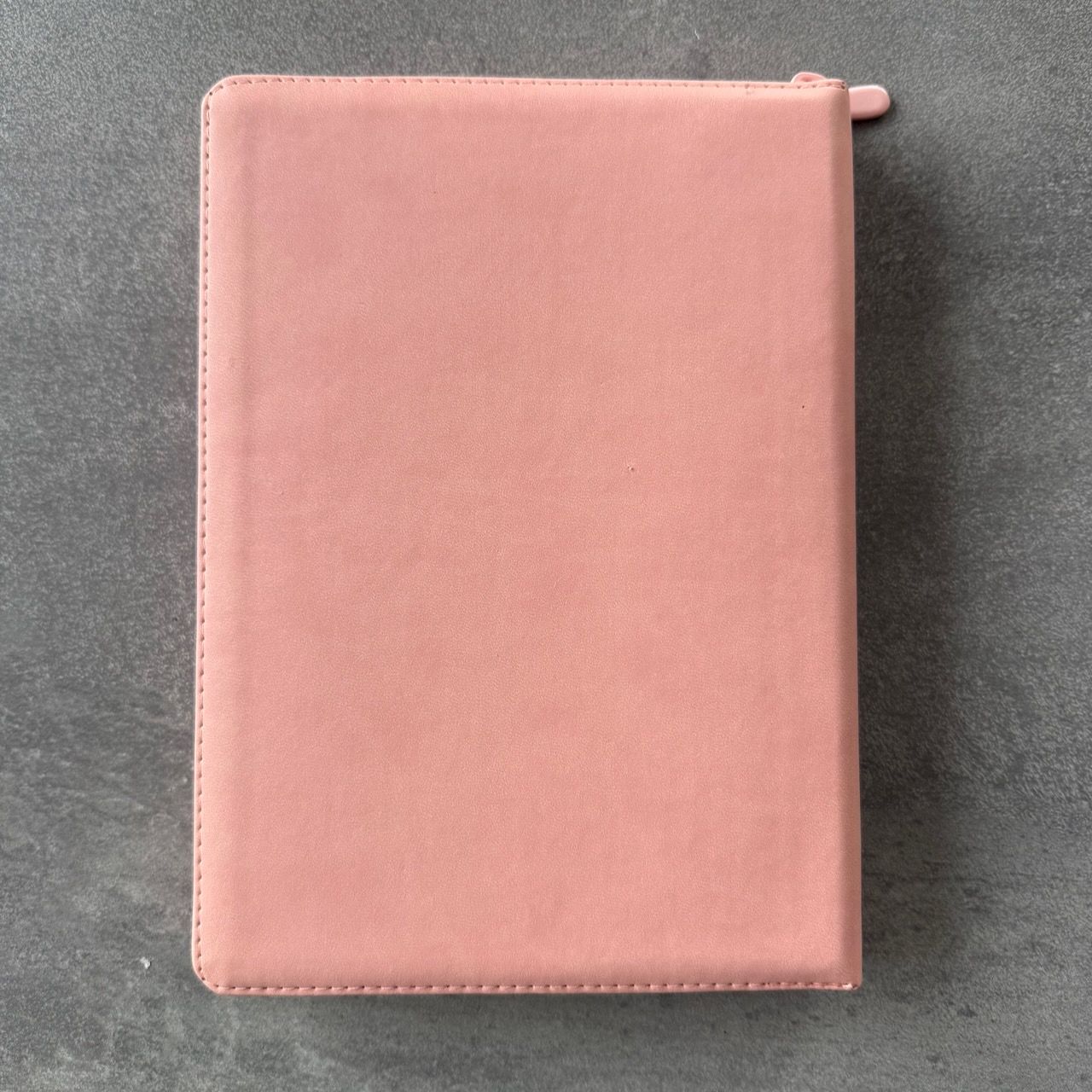 Дисконт №3 на задней стороне обложки серая точка. Библия 076zti код 25076-40, дизайн "розово-золотое сердце", переплет из эко кожи на молнии с индексами,  цвет розовый, размер 170x240 мм