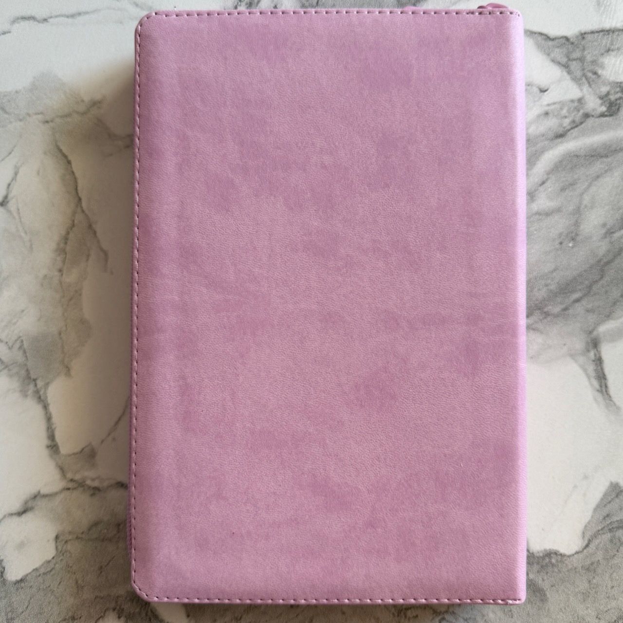 Библия 055 z код 26055-22 слово "Библия с вензелем", переплет из эко кожи на молнии, цвет розовый, средний формат, 143*220 мм