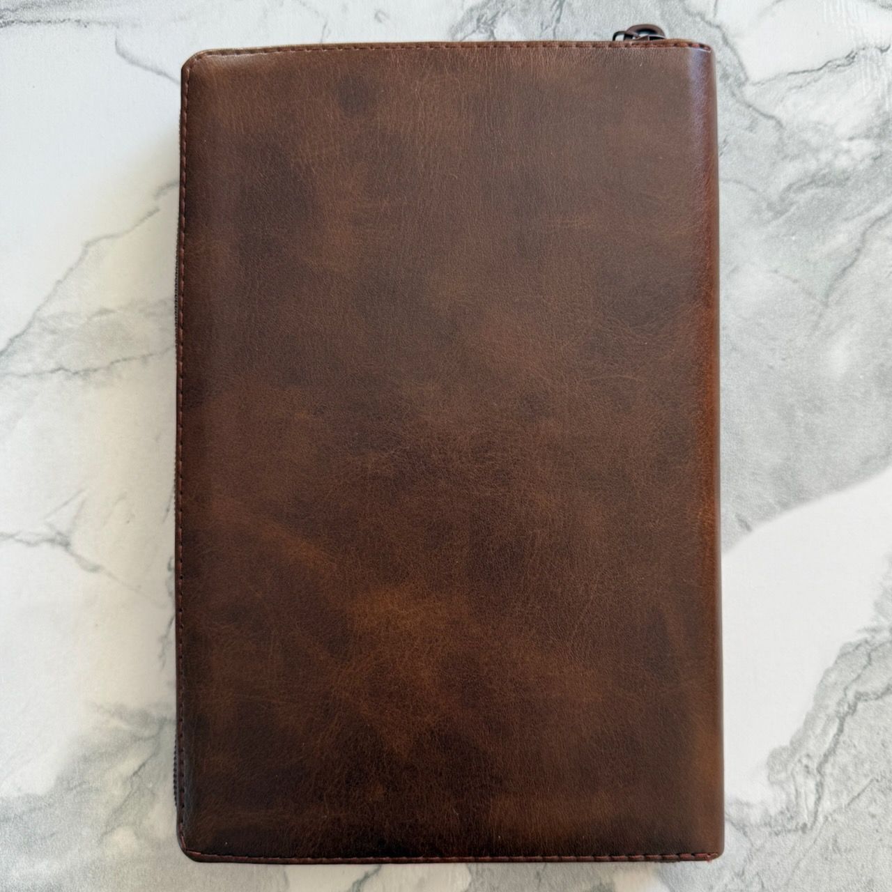 Библия 055z код 26055-34 термо штамп "терновый венец", переплет из эко кожи на молнии, цвет темно-коричневый, средний формат, 143*220 мм