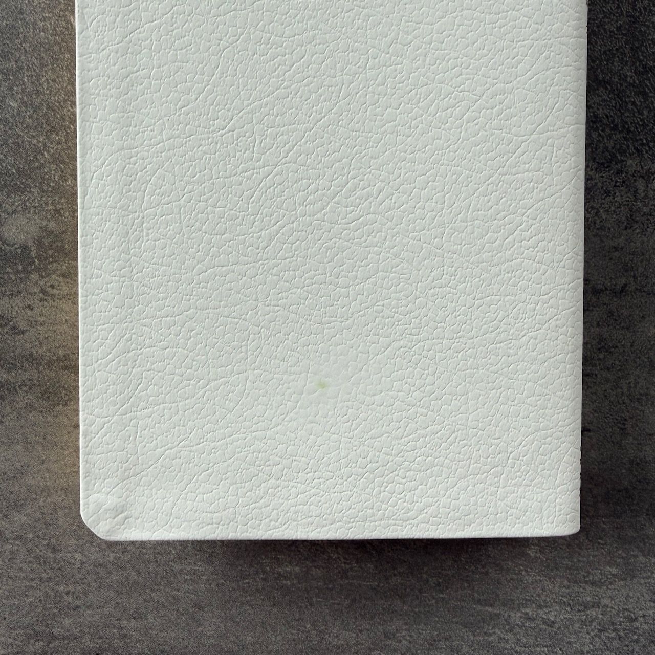 Дисконт светло-зеленое пятнышко с задней стороны обложки. Библия Геце 057, код 25057-16, цвет белый пятнистый, кожаный переплет, золотой обрез, две закладки, цветные карты, приложение Библейский спутник, размер 140*216 мм