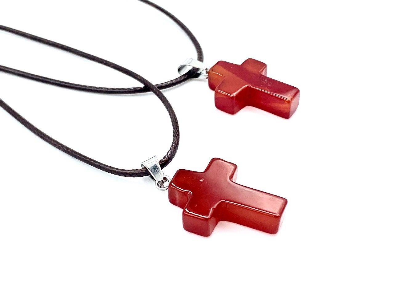 Кулон "Крестик"  (размер 17 на 25 мм) из камня, цвет красный янтарь на кожаном шнурочке с металлической застежкой (дополнительно можно увеличить на 3 см) код №7