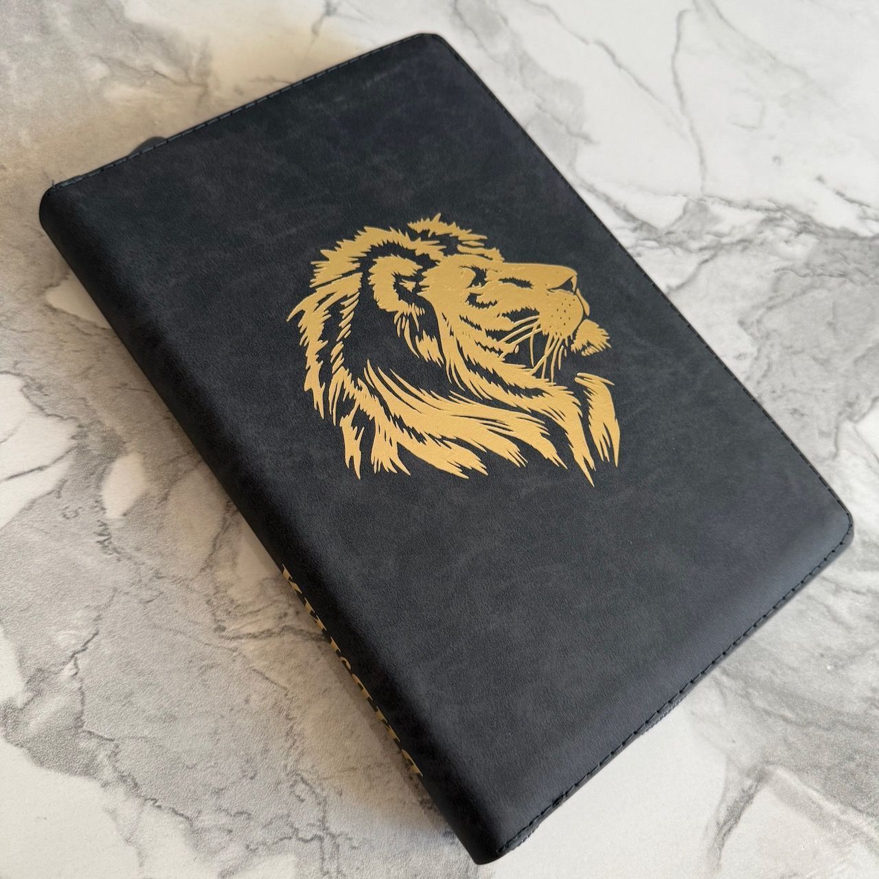 Библия 055z код 26055-14 дизайн "золотой лев", кожаный переплет на молнии, цвет серый пятнистый, средний формат, 143*220 мм