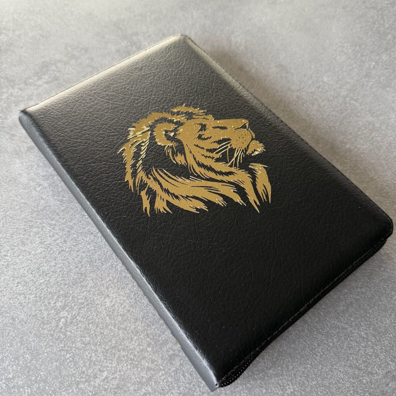 Библия 055z код 26055-8 кожаный переплет на молнии, цвет черный матовый пятнистый, дизайн золотой лев, средний формат, 143*220 мм