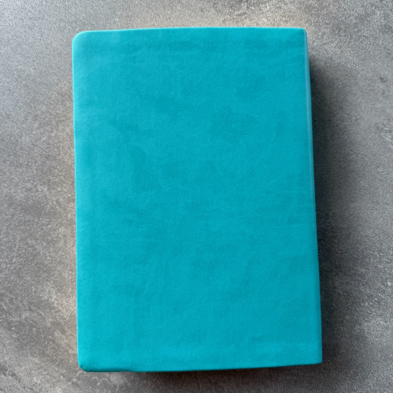 Дисконт. Бесцветные пятна на лицевой обложке и две серые точки. Библия 076 код 25076-48, дизайн "Библия с вензелем" , переплет из эко кожи,  цвет бирюза, размер 170x240 мм