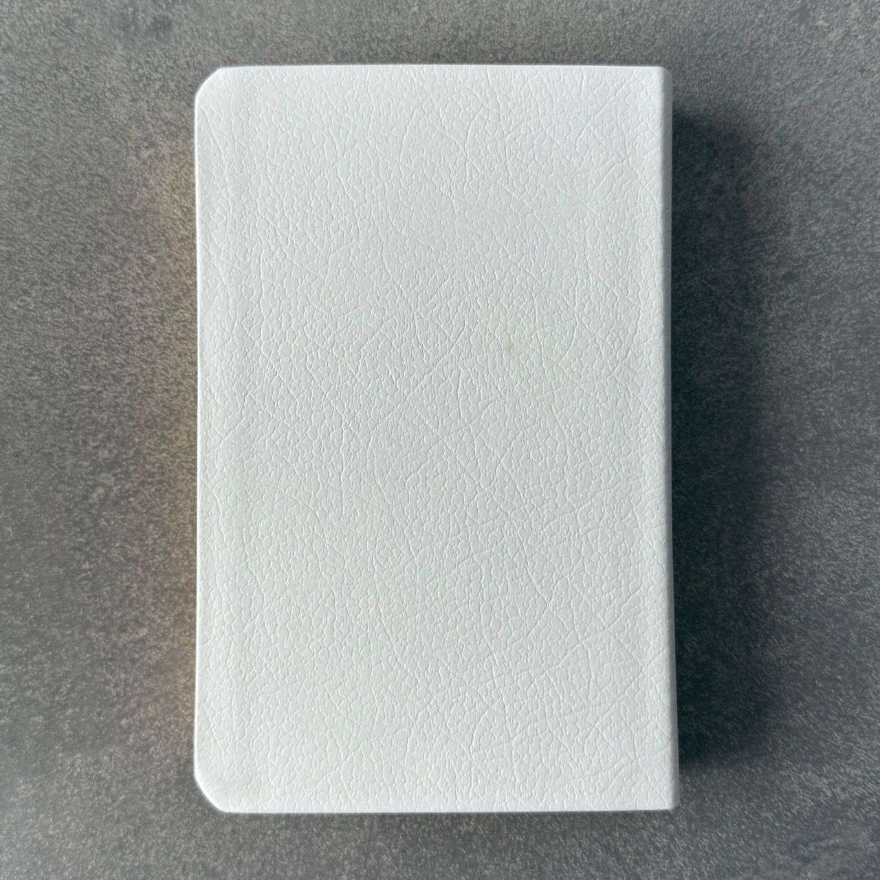 Дисконт 2. Зеленая еле заметная точка на задней обложке. Библия 048 код 25048-21 дизайн "Библия с вензелем", кожаный переплет, цвет белый пятнистый, формат 125*195 мм