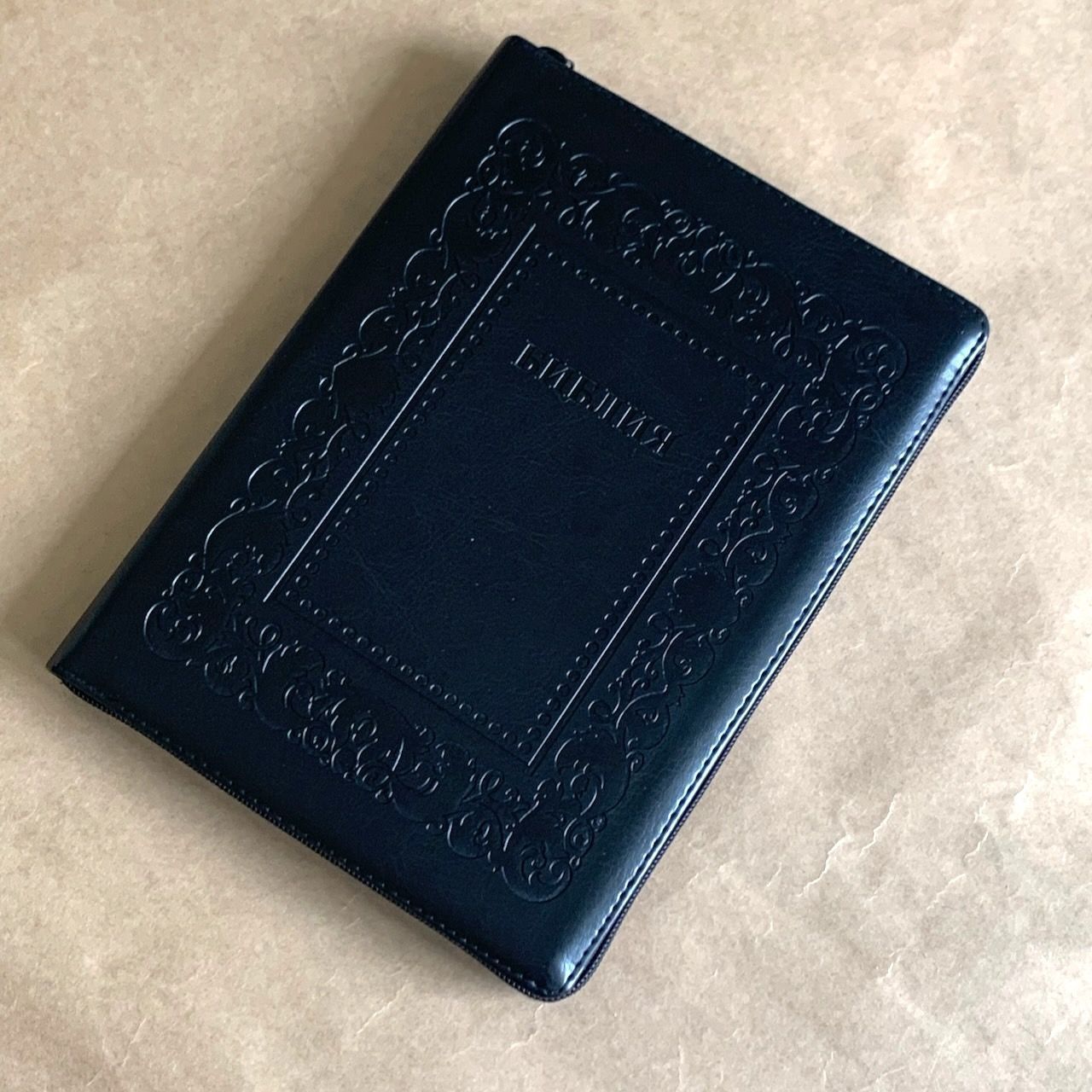 Библия 076zti код G6, дизайн "термо рамка барокко", переплет из искусственной кожи на молнии с индексами, цвет черный металлик, размер 180x243 мм