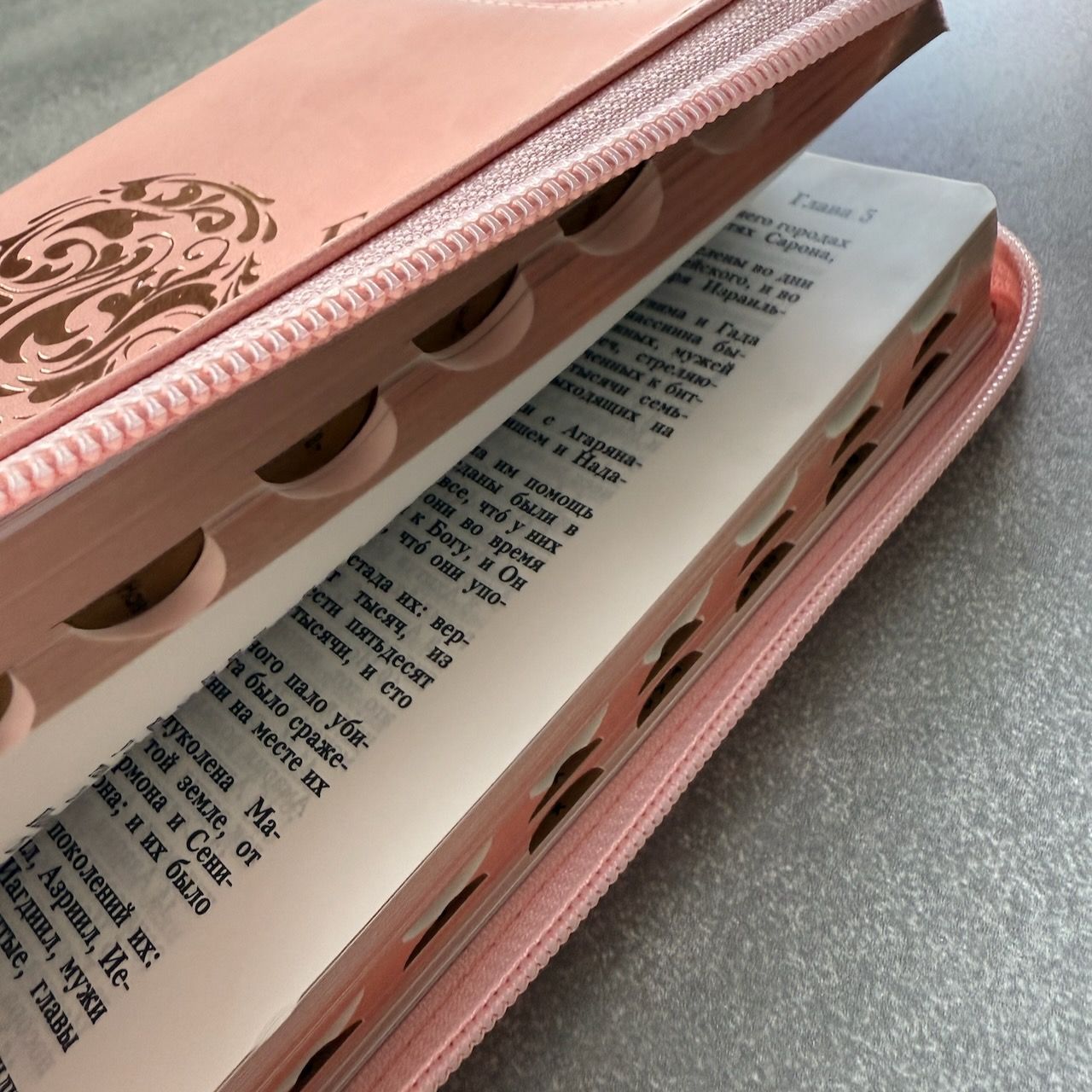 Дисконт на задней стороне белая точка справа по центру. Библия 076zti код 25076-40, дизайн "розово-золотое сердце", переплет из эко кожи на молнии с индексами,  цвет розовый, размер 170x240 мм