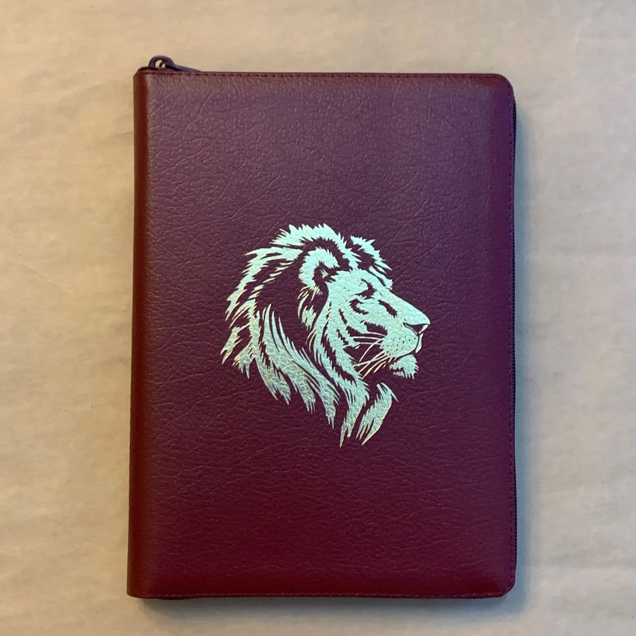 Библия 076zti код C8,  дизайн золотой лев, кожаный переплет на молнии с индексами, цвет бордо пятнистый, размер 180x243 мм