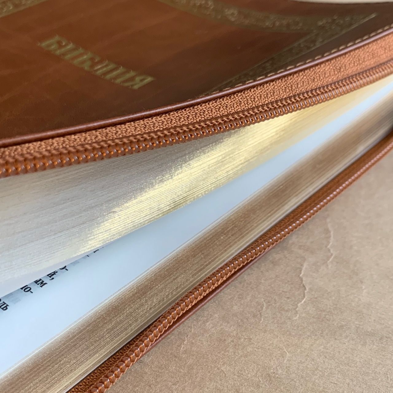 Библия 076z код B3, дизайн "золотая рамка растительный орнамент", кожаный переплет на молнии, цвет светло-коричневый с прожилками, размер 180x243 мм