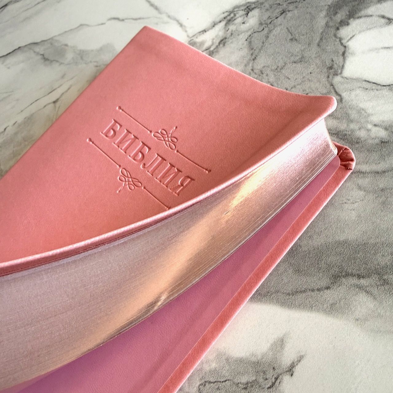 Библия 055 код 26055-41 дизайн "Библия с вензелем", переплет из эко кожи, цвет нежно розовый, средний формат, 143*220 мм