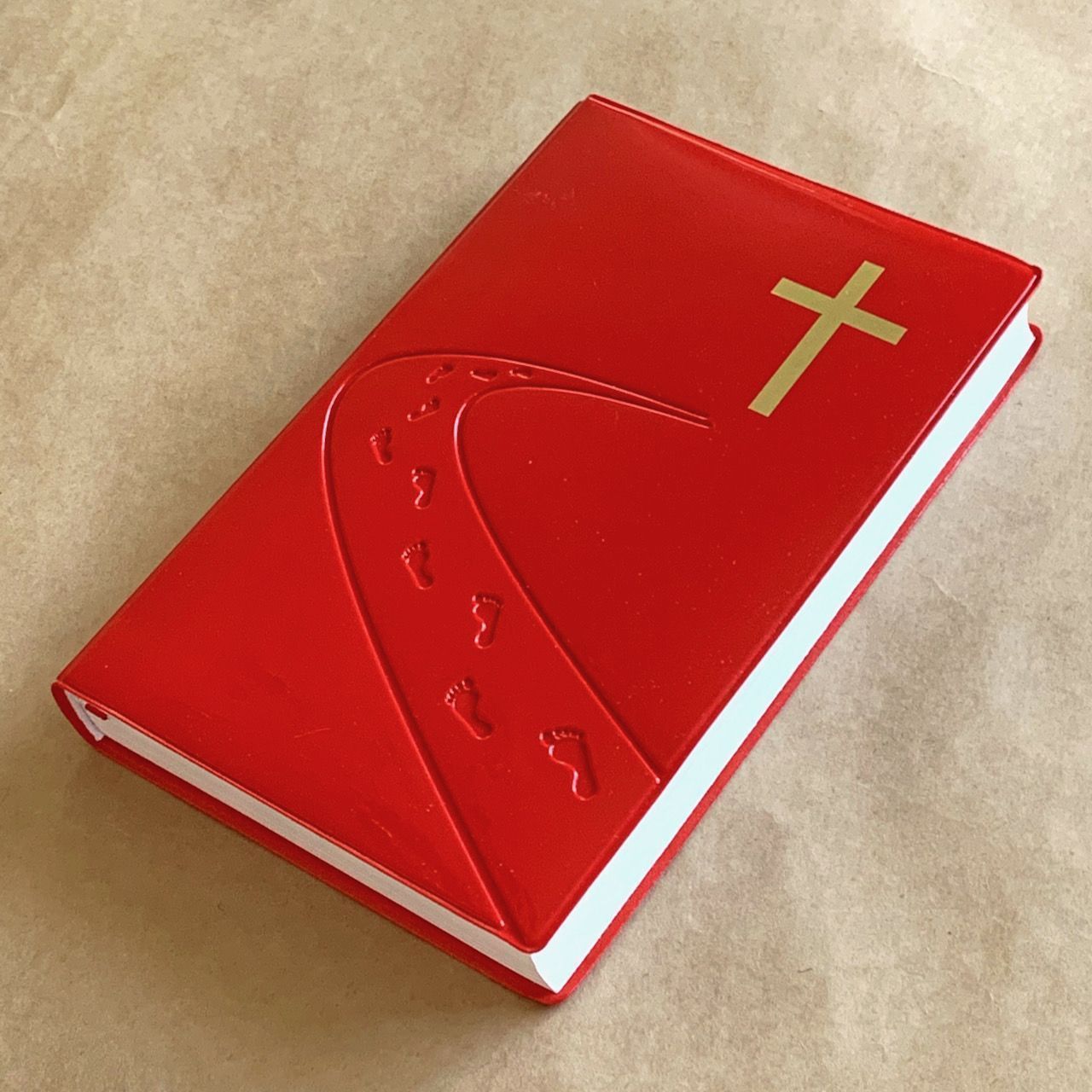 Библия 055 код C5 7115 переплет из искусственной кожи, цвет красный лак, дизайн "дорога ко Кресту", средний формат, 140*213 мм, параллельные места по центру страницы, крупный шрифт