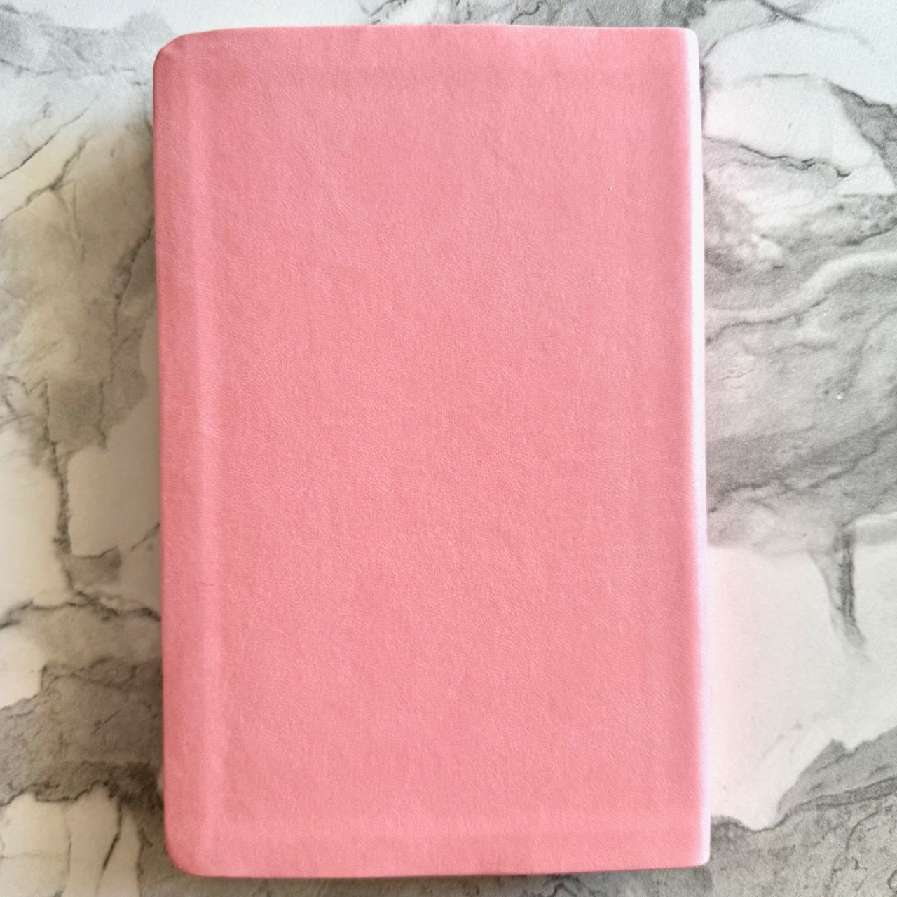 Библия 055 код 26055-41 дизайн "Библия с вензелем", переплет из эко кожи, цвет нежно розовый, средний формат, 143*220 мм