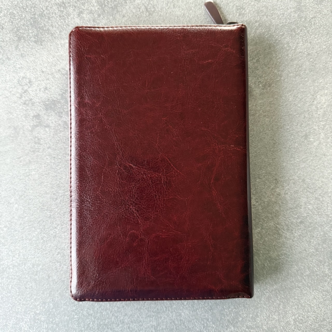 Библия 055z код 25055-49 термо штамп "терновый венец", переплет из эко кожи на молнии, цвет темно-коричневый металлик, средний формат, 143*220 мм