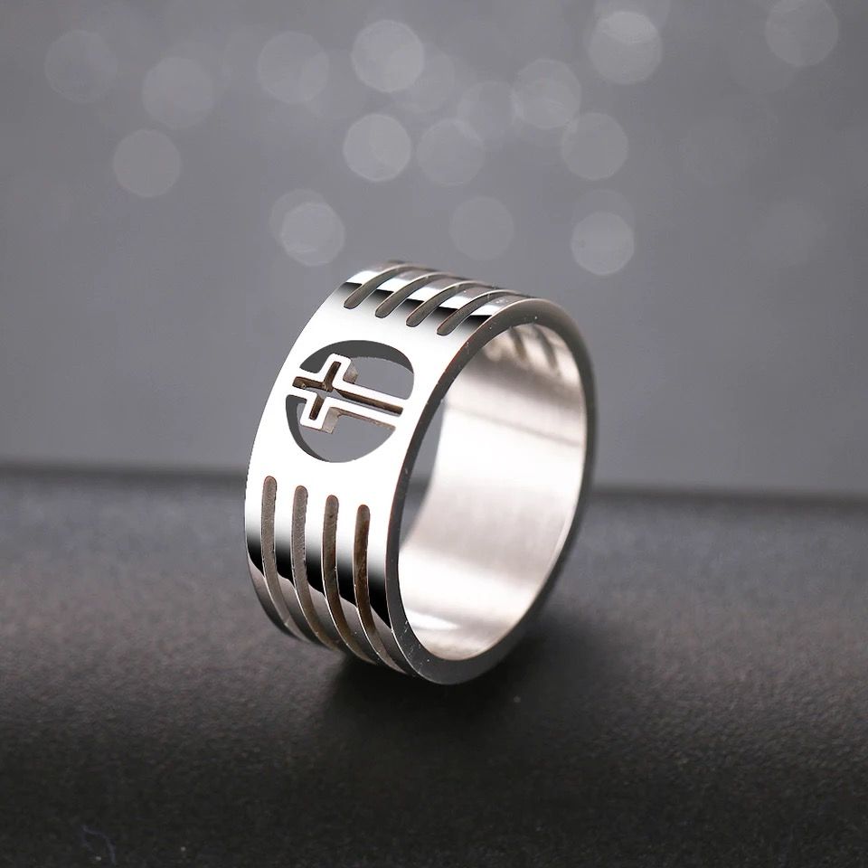 Кольцо-перстень, материал сталь, 19 размер (американский 9), "выгравированный сквозной Крест» по бокам сквозные полоски" , цвет серебро