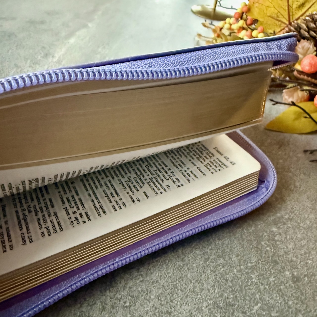 Библия 048 z код 25048-37 дизайн "термо штамп сердце", переплет из искусственной кожи на молнии, цвет светло-фиолетовый, формат 125*195 мм