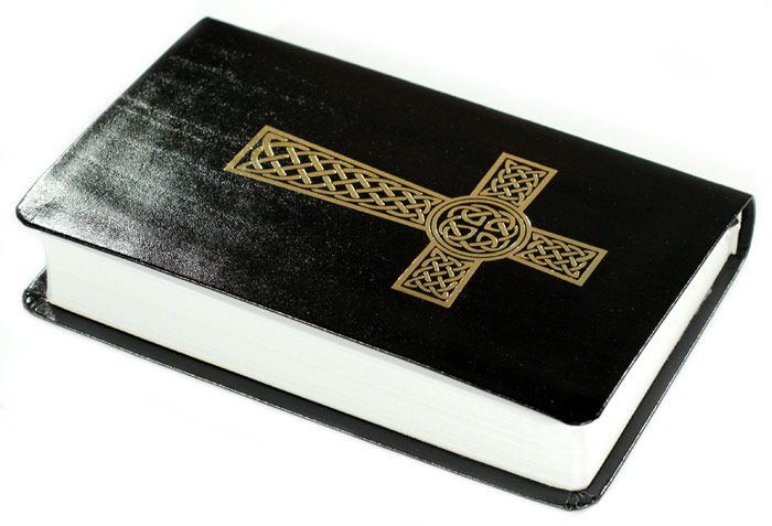 Библия 048, код 35.1, кельтский крест,кожаный переплет, бордо, средний формат, 130*195мм,парал. места по центру страницы, 2 закладки, цветные карты, план чтения Библии