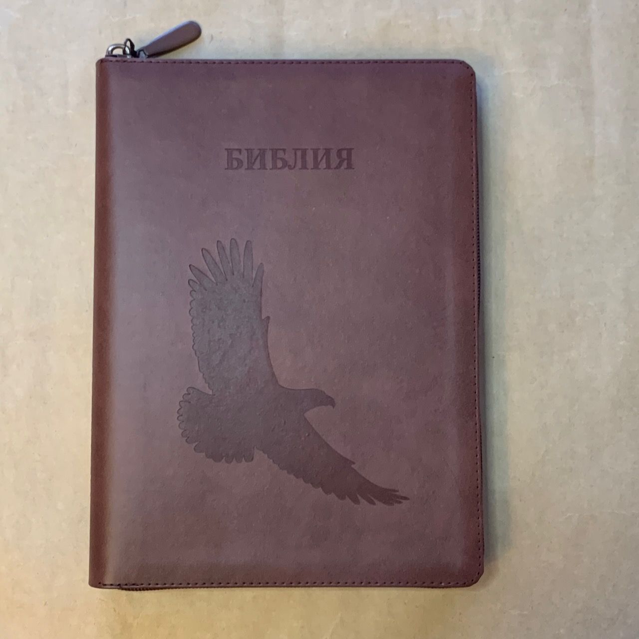 Библия 076zti код C14, дизайн "Орел" термо печать, кожаный переплет на молнии с индексами, цвет коричневый, размер 180x243 мм