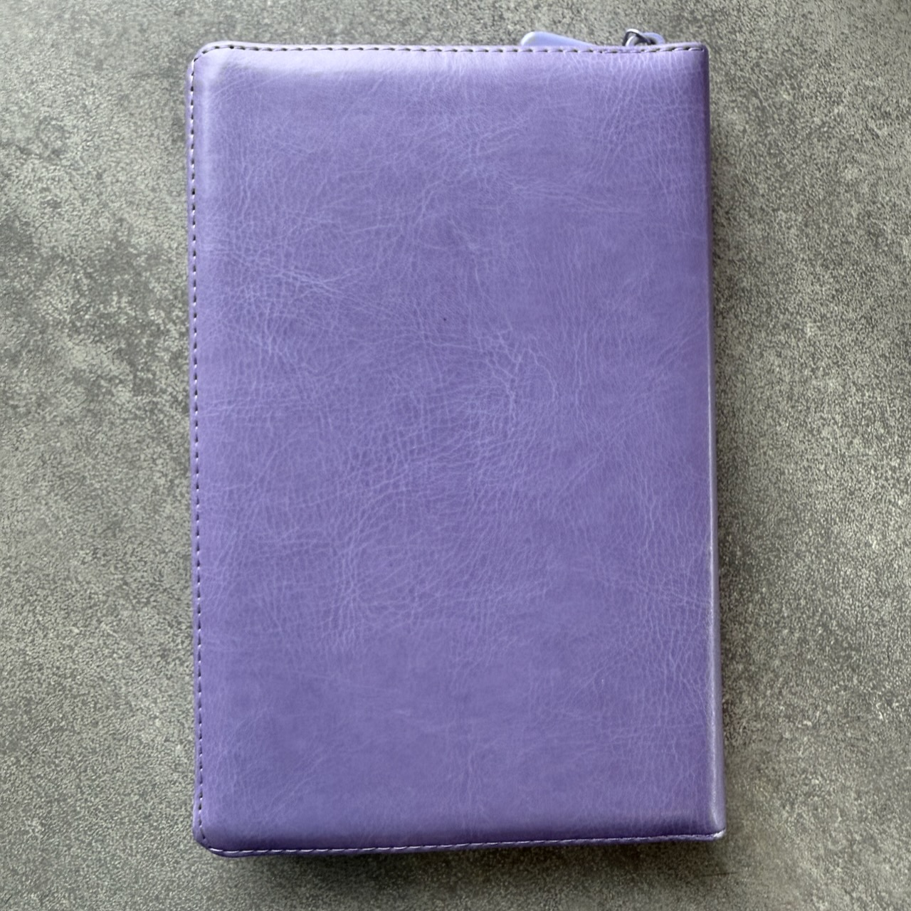 Библия 055 zti код 25055-39 термо штамп "сердце", переплет из эко кожи на молнии с индексами, цвет светло-фиолетовый, средний формат, 143*220 мм