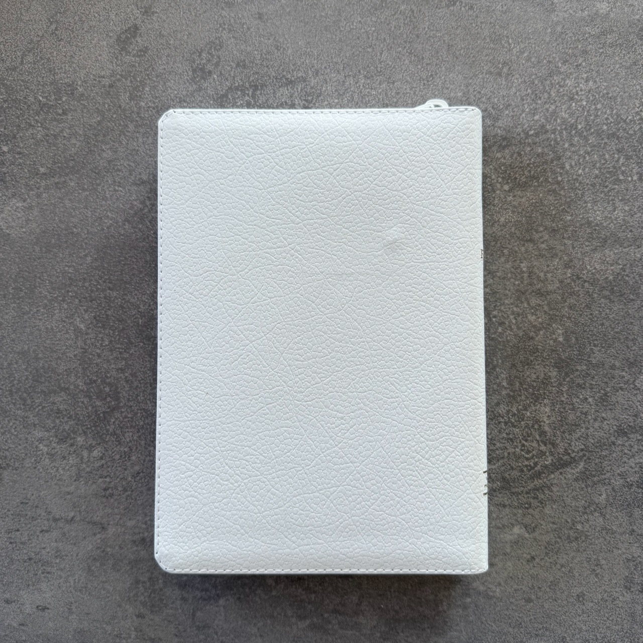 Библия в современном русском переводе 061zti под редакцией Кулакова. Кожаный переплет на молнии с индексами, золотые страницы, Большой формат 162*220 мм, цвет белый