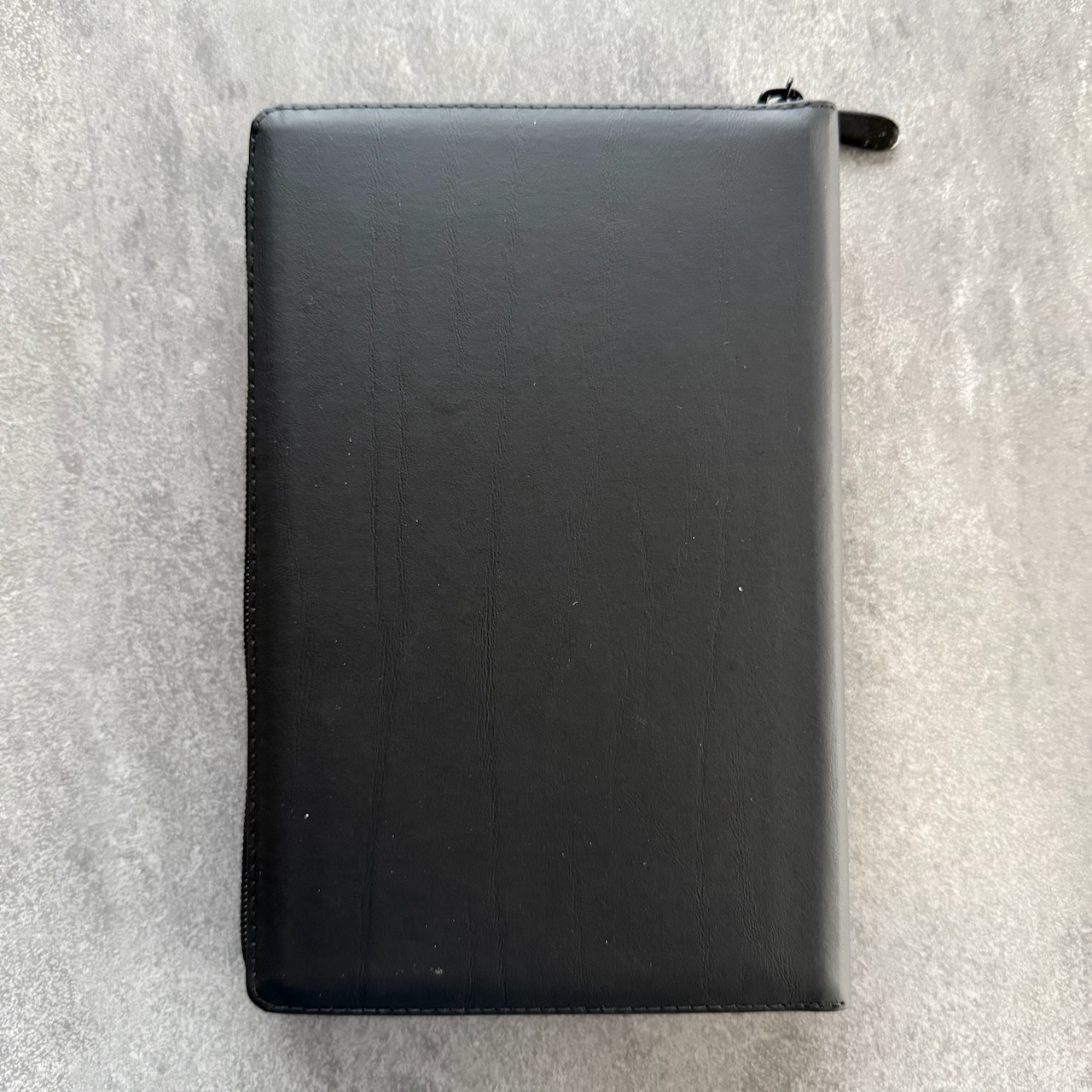 Библия 055zti код 25055-1 дизайн "руки молящегося", кожаный переплет на молнии с индексами, цвет черный с прожилками, средний формат, 143*220 мм