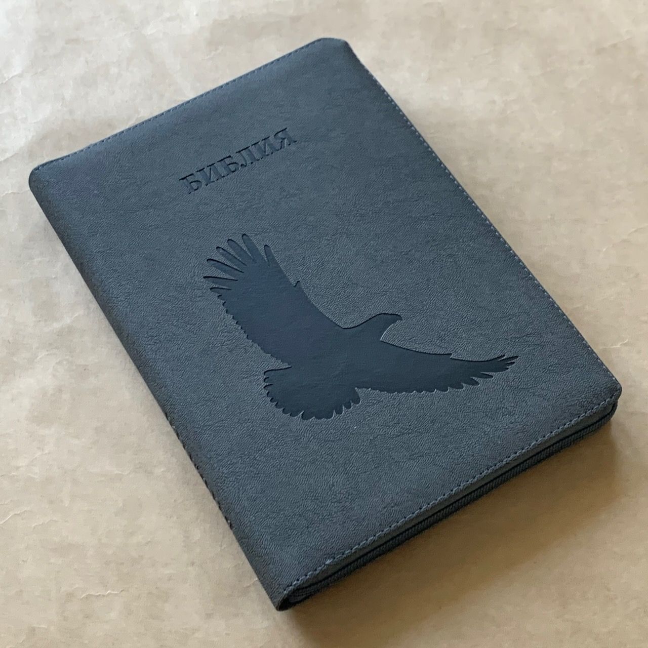 Библия 076zti код G3, дизайн "орел" термо печать, переплет из искусственной кожи на молнии с индексами, цвет темно-серый мрамор матовый, размер 180x243 мм