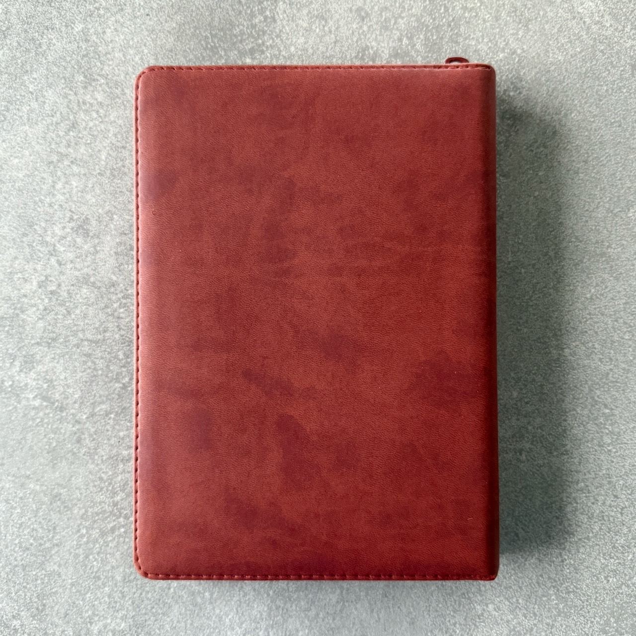 Библия в современном русском переводе 061zti под редакцией Кулакова. Переплет из эко кожи на молнии с индексами, золотые страницы, большой формат 162*220мм, цвет коричневый