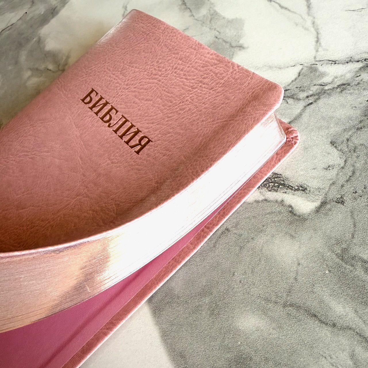 Библия 055 код 26055-44 слово "Библия", переплет из эко кожи, цвет розовый, средний формат, 143*220 мм