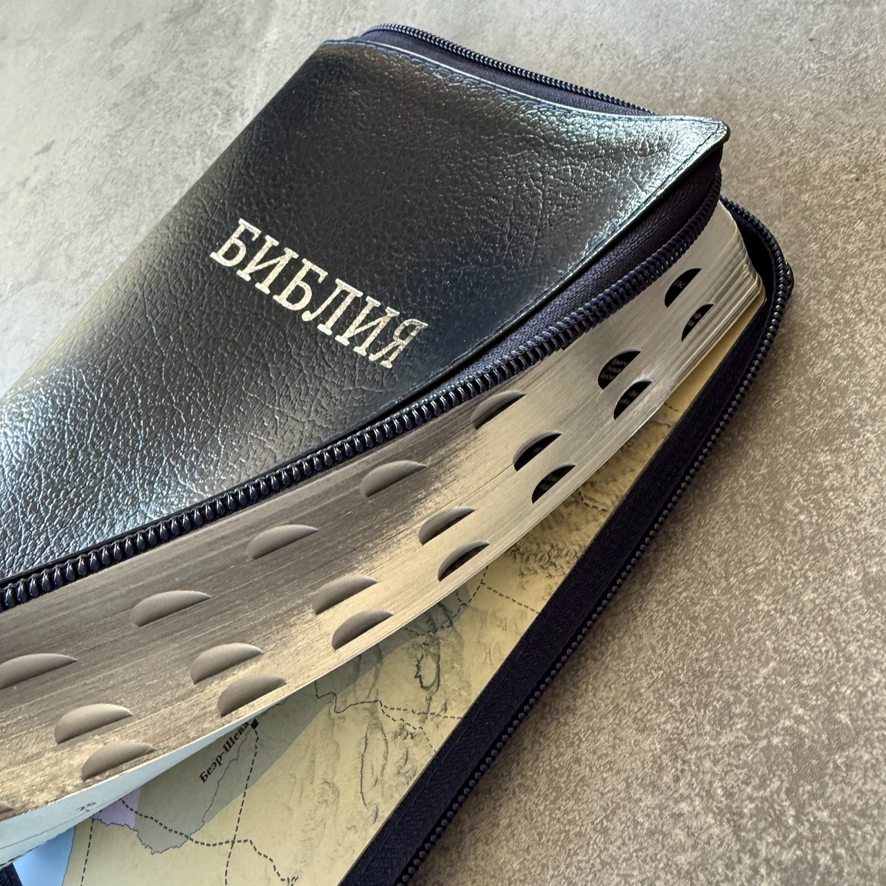 Библия в современном русском переводе 061zti под редакцией Кулакова. Кожаный переплет на молнии с индексами, серебряные страницы, Большой формат 162*220мм, цвет темно-синий