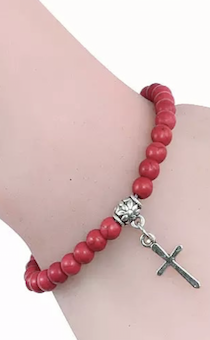 Браслет из каменных бусин с Крестом (металл) на резинке, цвет красный