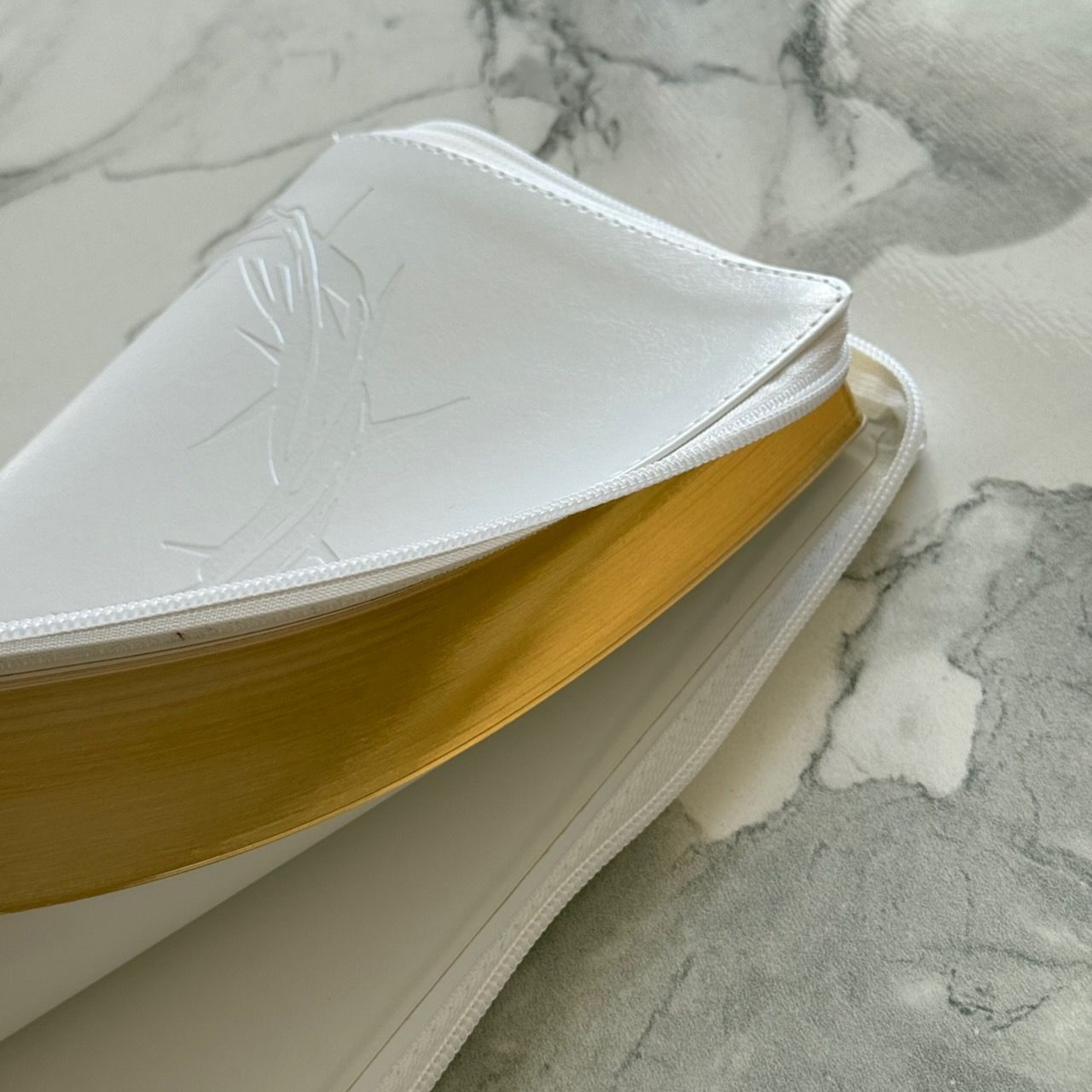 Библия 055z код 26055-36 термо штамп "терновый венец", переплет из эко кожи на молнии, цвет белый, средний формат, 143*220 мм