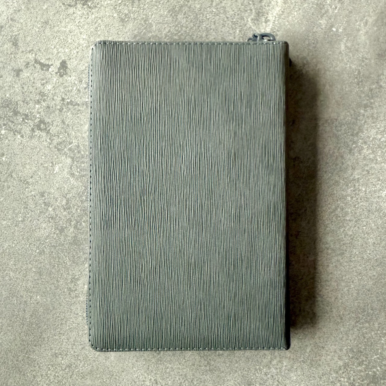 Библия 048 zti код 25048-31  дизайн "термо штамп голубь", переплет из искусственной кожи на молнии с индексами, цвет серый графит ребристый , формат 125*195 мм