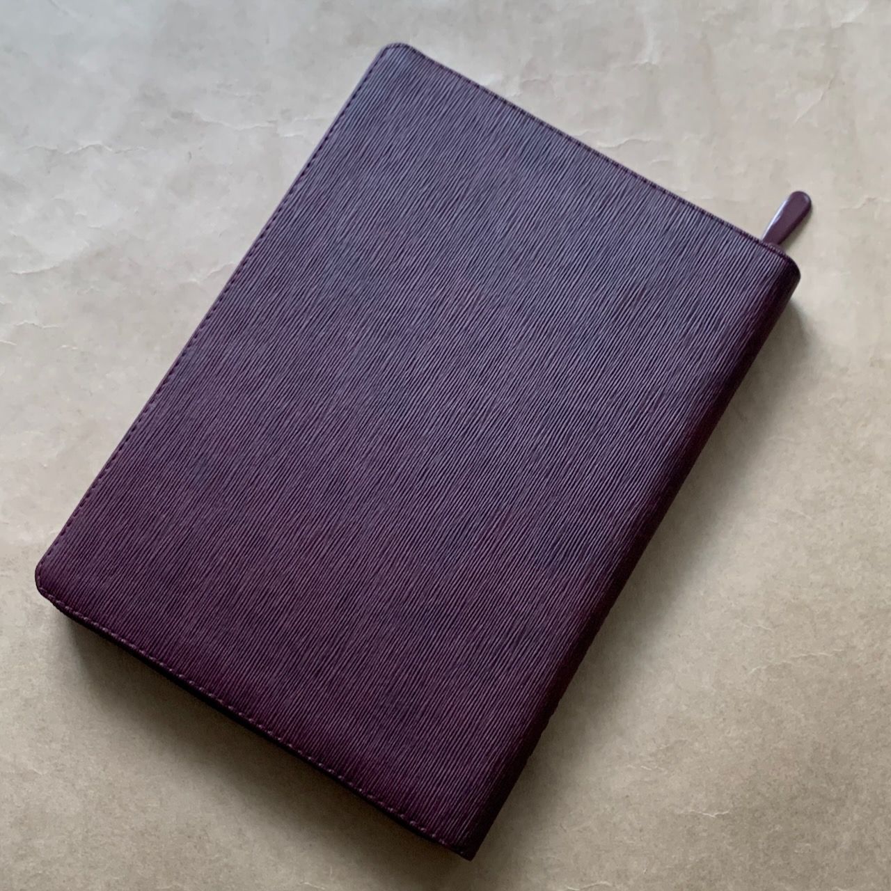 Библия 076z код F4, дизайн "Терновый венец", переплет из искусственной кожи на молнии, цвет темно-бордовый ребристый, размер 180x243 мм