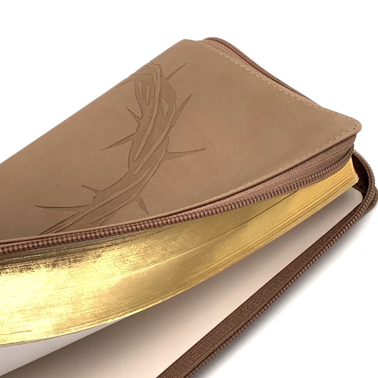 Дисконт №3. Маленькая серая точка на лицевой обложке, слева по центру. Библия 055z код 25055-44 термо штамп "терновый венец", переплет из эко кожи на молнии, цвет серо-бежевый, средний формат, 143*220 мм