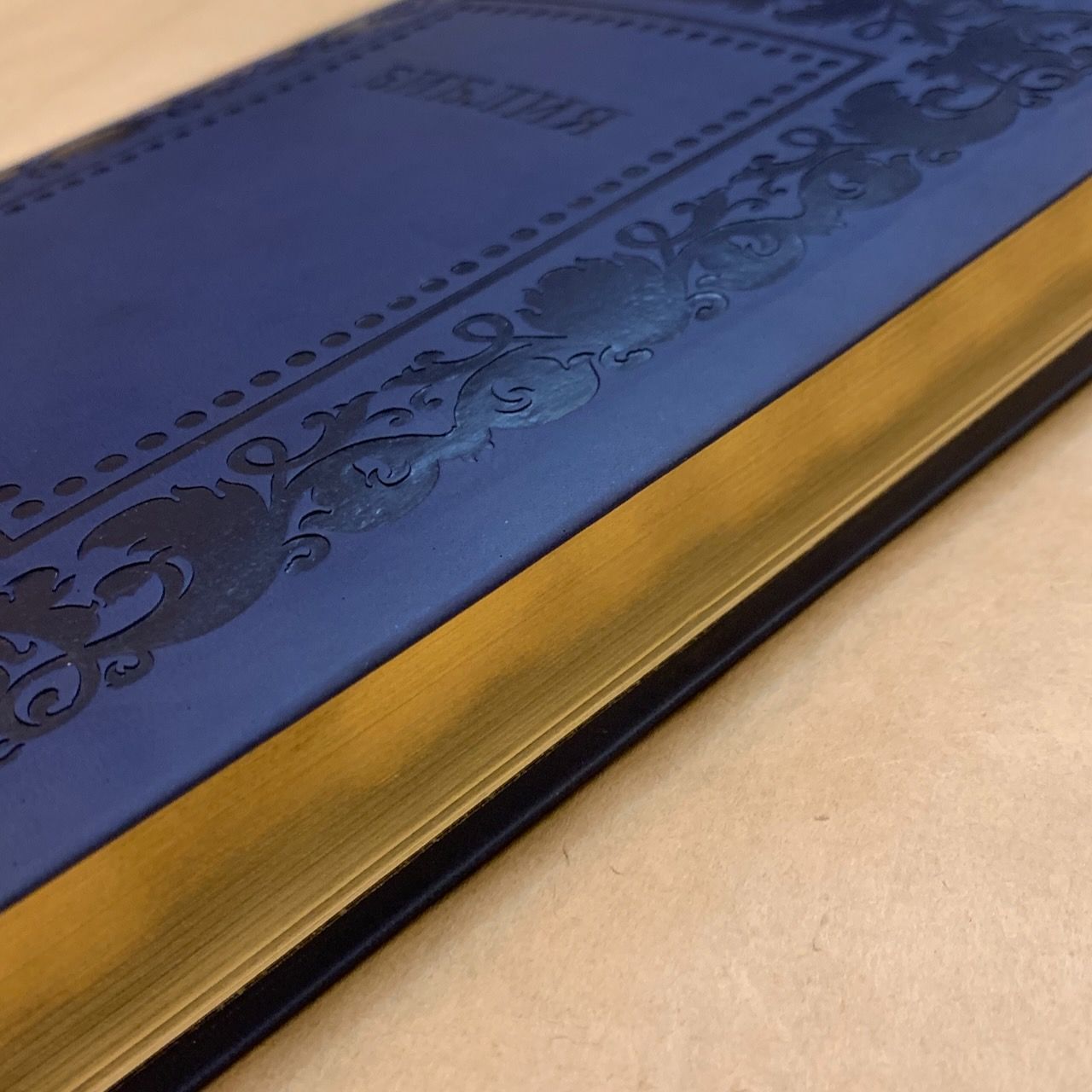 Библия 076 код H3,  дизайн "термо рамка барокко", переплет из искусственной кожи, цвет темно-синий матовый