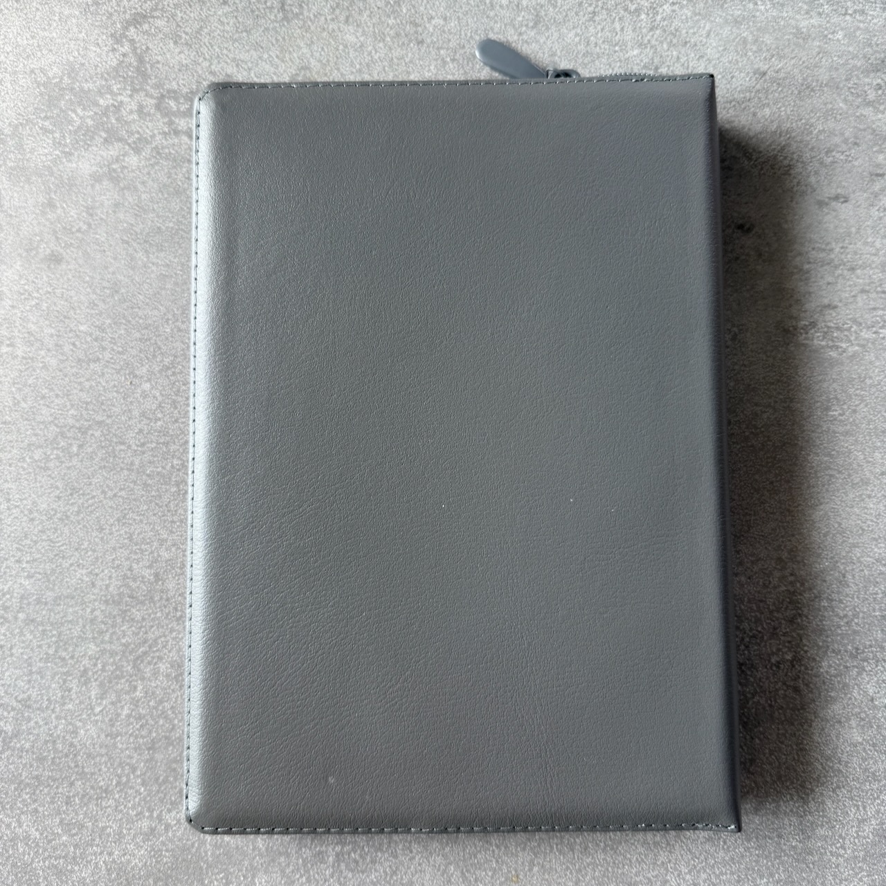 Библия 076zti код 25076-23,  слово "Библия", кожаный переплет на молнии с индексами,  цвет серый металлик, размер 170x240 мм