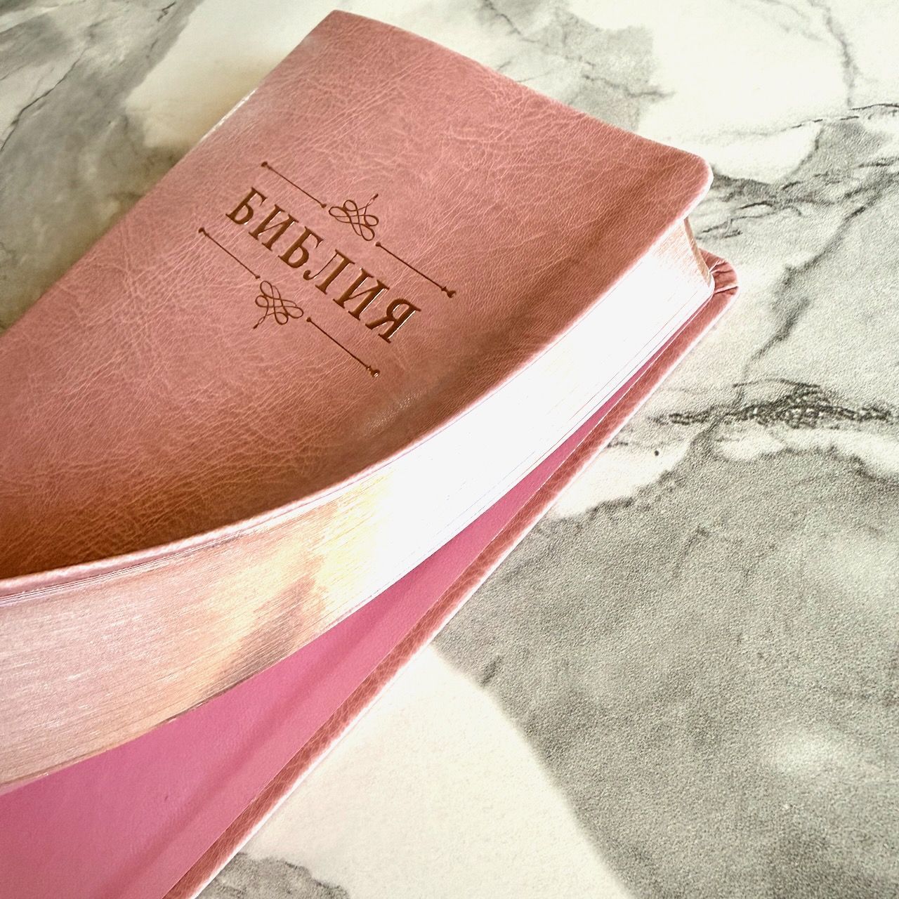 Библия 055 код 26055-43 дизайн "Библия с вензелем", переплет из эко кожи, цвет розовый, средний формат, 143*220 мм