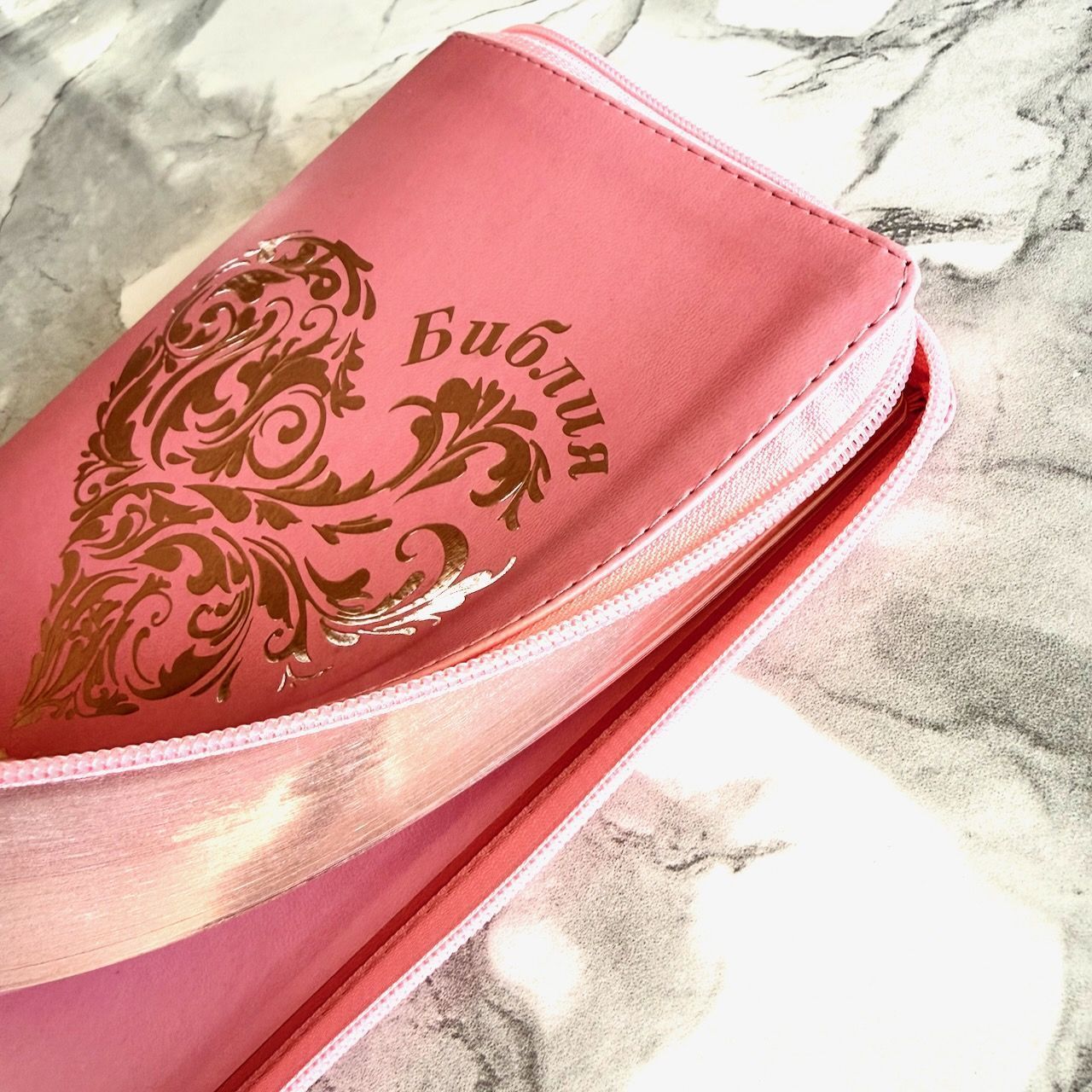 Библия 055z код 26055-38 дизайн "Розово-золотое сердце", переплет из эко кожи на молнии, цвет розовый, средний формат, 143*220 мм