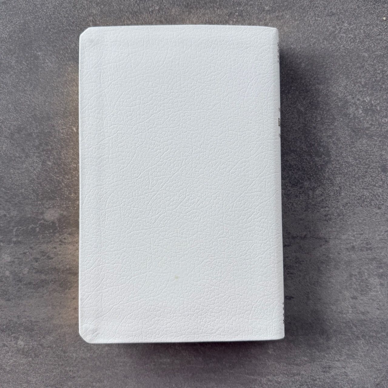 Дисконт светло-зеленое пятнышко с задней стороны обложки. Библия Геце 057, код 25057-16, цвет белый пятнистый, кожаный переплет, золотой обрез, две закладки, цветные карты, приложение Библейский спутник, размер 140*216 мм